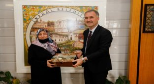 Başkan Taban İnegöl'ün Adile Naşit'ini makamında ağırladı