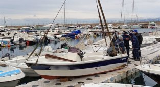 Bursa Mudanya'da su tahliyesinde bulunamayan bazı tekneler battı