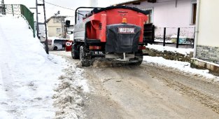 Bursa Osmangazi'de karla kaplı yollara müdahale
