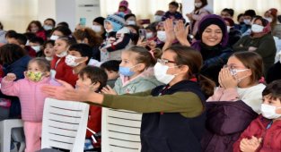 İzmir Aliağa'da çocuklar tiyatro ve sihirbaz gösterileri ile eğlendi