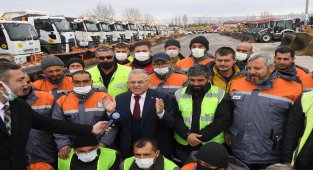 Kayseri'de kar ekibine tatlı moral