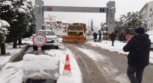 Kocaeli İzmit Belediyesi, halkın ve jandarmanın yardımına koştu