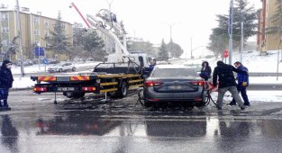 Kocaeli'nde kaza yapan sürücünün yardımına Zabıta yetişti