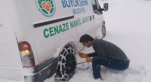 Malatya'da Mezarlıklar Müdürlüğünden zorlu kar mesaisi