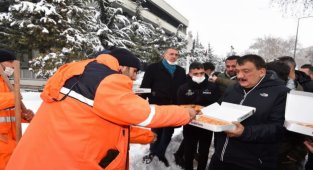 Malatya'da sahada çalışan personele baklava