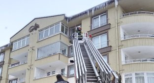 Nevşehir'de tehlikeli buz sarkıtları temizleniyor