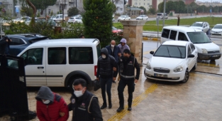 OTO SAHTEKARLARI ADLİYEYE ÇIKARTILDI