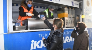 ÜNİVERSİTE ÖĞRENCİLERİNİN SABAH KAHVALTISI KUŞADASI BELEDİYESİ’NDEN