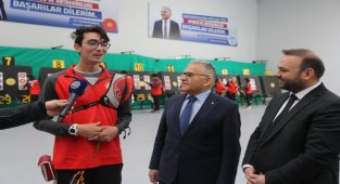 Başkan Büyükkılıç, Kayseri'de kamp yapan Okçuluk Milli Takımı'nı ziyaret etti