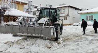 Bilecik Pazaryeri'nde kar küreme çalışmalarına hız kesmeden devam ediyor