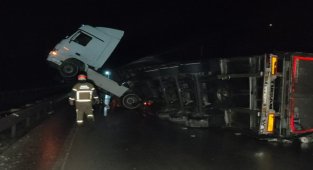 Bursa'da kontrolünü kaybeden yüklü tır devrildi