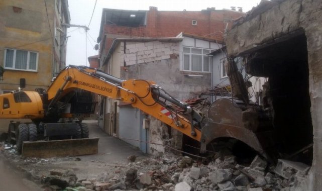 Bursa Osmangazi'de 'metruk' yıkım