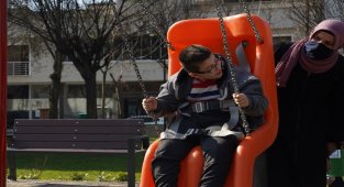 Bursa Yıldırım'da yürüme engelli Alperen için engelli salıncağı