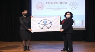 DEÜ Sabancı Kültür Sarayı'na erişebilirlik bayrağı