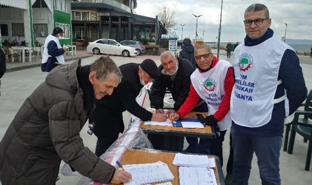 Emekliler zamlara karşı Mudanya'da imza topladı