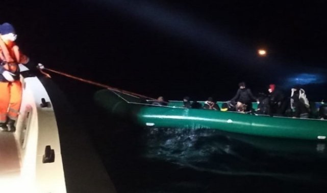 İzmir Dikili'de 17 düzensiz göçmen kurtarıldı