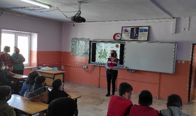 Kayseri'de jandarma uyuşturucudan korunma için okullarda eğitim veriyor