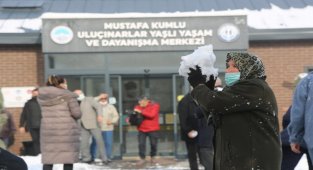 Kayseri'de ulu çınarların kar keyfi