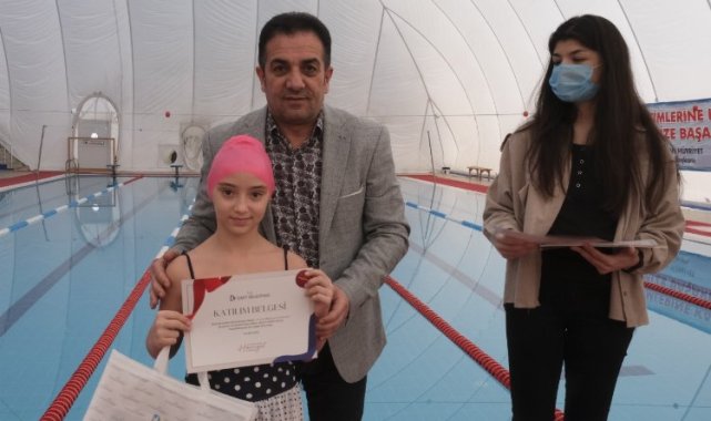 Kocaeli İzmit Belediyesi ile 25 çocuk yüzme sporuna adım attı
