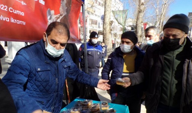 Kocaeli İzmit Belediyesi Leyla Atakan’ın anısına helva dağıttı