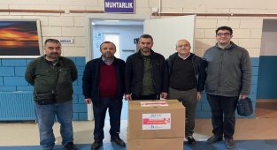 Kocaeli İzmit'te gençler kıyafet dağıttı