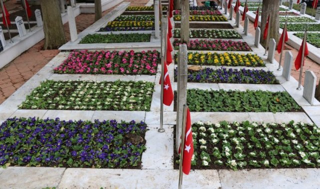 Kocaeli'nde şehitler çiçeksiz kalmadı