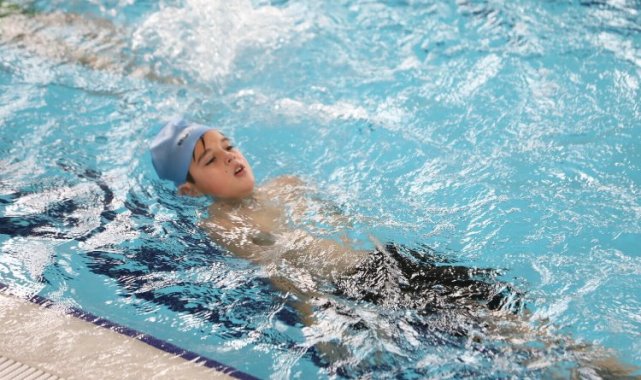 Kocaelili gençler ‘Yarı Olimpik Yüzme Havuzu’n keyfini çıkarıyor