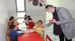 Manisa Büyükşehir'in miniklerine tatlı sürpriz