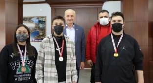 ŞAMPİYONLAR BAŞKAN ATABAY'I ZİYARET ETTİ