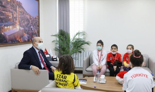 Satranç Şampiyonasında dereceye giren Öğrencilerden Vali Demirtaş'a Ziyaret