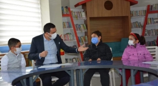 TUNCER'DEN ÖĞRENCİLERE HEDİYE