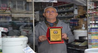 120 yıllık bakkal esnafına plaket