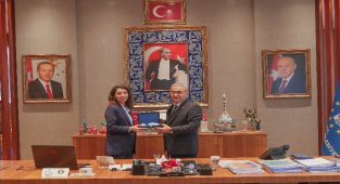 Başkan Işık Kütahya çinisini tanıttı