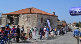 Bisiklet tutkunları yıkık binanın önünde start verdi.