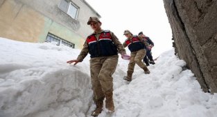 Bitlis'te kadın komutanlar kırsalda KADES'i tanıtıyor
