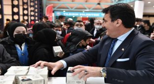 Bursa Osmangazi Belediye Başkanı Dündar Kitap Fuarı'nı ziyaret etti