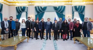 Bursa'da Büyükşehir Başkanvekili tiyatrocuları kabul etti