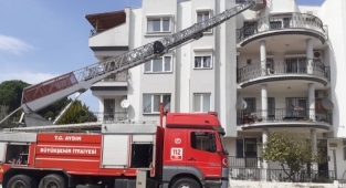 Didim'de bir apartmanın çatı katında çıkan yangın korkuttu.