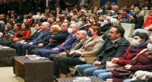 Gaziantep Büyükşehir Gençlik Korosu Çanakkale Şehitlerini andı