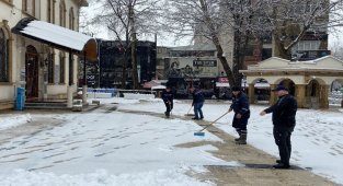 Kocaeli İzmit'te cami önlerinde kar küreme çalışmaları