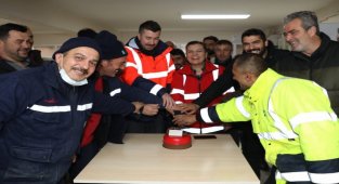 Kocaeli İzmit'te karla mücadele ekibine pastalı sürpriz