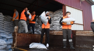 KUŞADASI'NDA YÜREKLER DAYANIŞMAYLA ISINIYOR