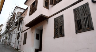 KUŞADASI’NIN İKİ TARİHİ EVİ KÜLTÜR VE SANAT MERKEZİNE DÖNÜŞÜYOR