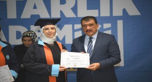 Malatya'da sertifikalarını Başkan Gürkan'dan alan muhtarlar kep attı