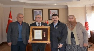 Niğde Valisi Şimşek gazilere 'Devlet Madalyası'nı verdi