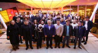 Rize'de Rahmi Metin gençlerle buluştu