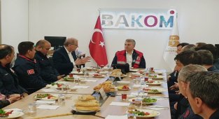 AK Partili Canbey, Balıkesir'de itfaiyecilerle sahur yaptı