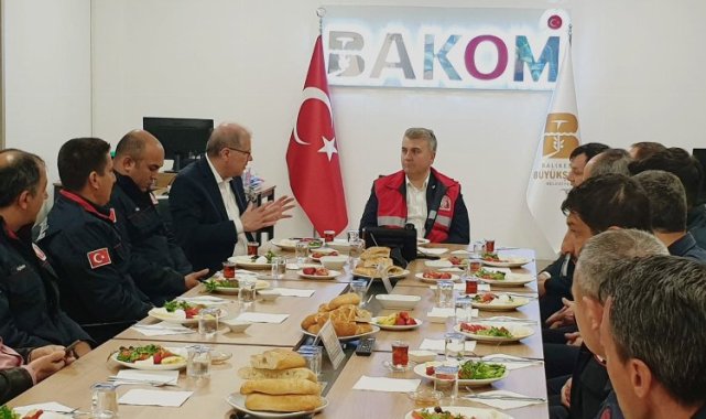 AK Partili Canbey, Balıkesir'de itfaiyecilerle sahur yaptı
