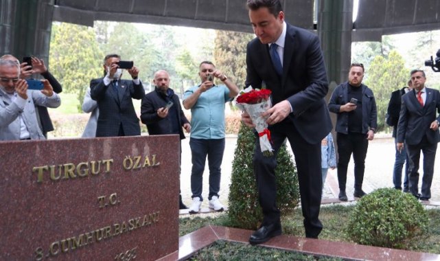 Babacan'dan Özal'ın kabrine ziyaret