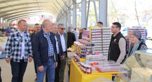 BAŞKAN ATABAY PAZAR ESNAFINI ZİYARET ETTİ